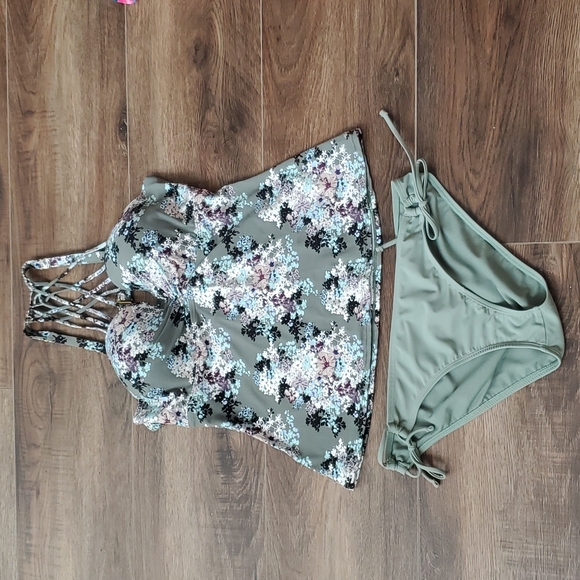 Swimsuit - Picture 1 of 4